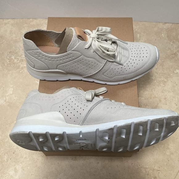 UGG Womens Athletic Shoes Size 9 - Picture 3 of 9